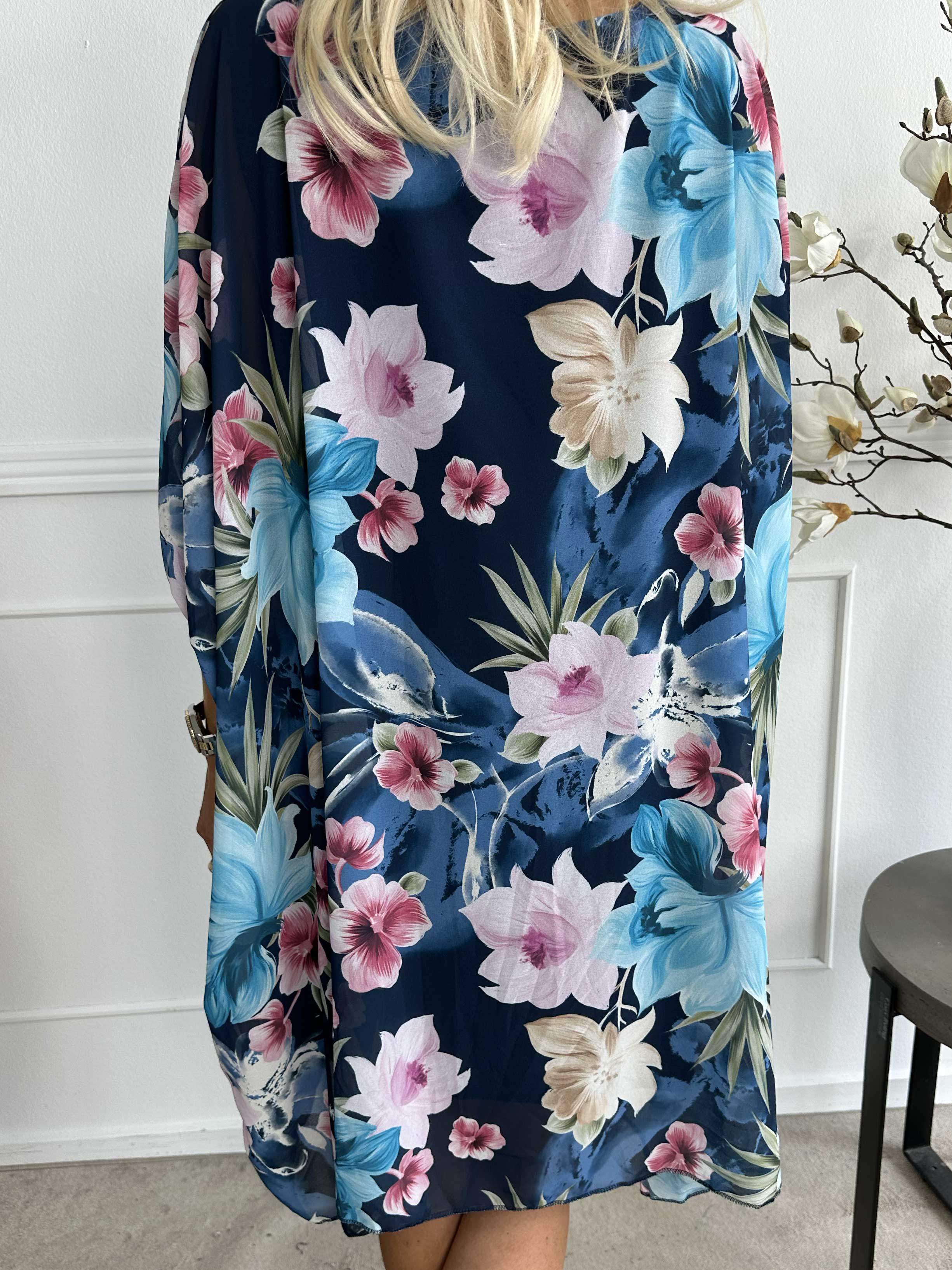 Sabine - Söt klänning med fladdermusärmar